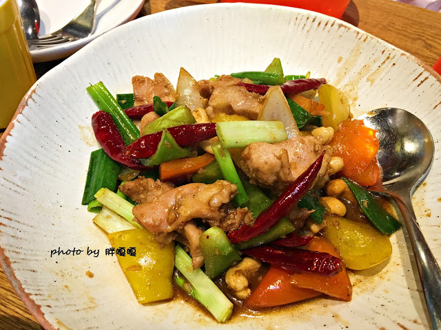 【台中 南屯】Thaï.J♔♔♔花草系、吃氣氛的餐廳，訂位電話打了不太接，餐點份量偏少、口味辨識度低、單價高，這裡就是環境美.......