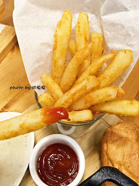 【台中 西區】Heynuts Café 好堅果咖啡□■□體驗團□■□環境舒適，餐點好吃，還是超級寵物友善店:))