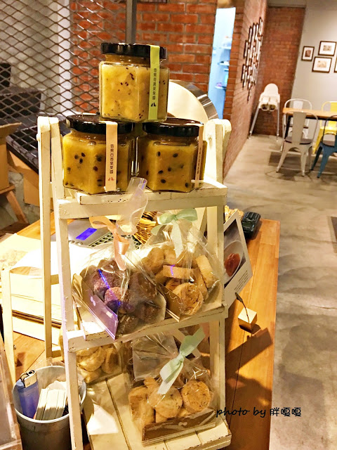 【台中 西區】Heynuts Café 好堅果咖啡□■□體驗團□■□環境舒適，餐點好吃，還是超級寵物友善店:))