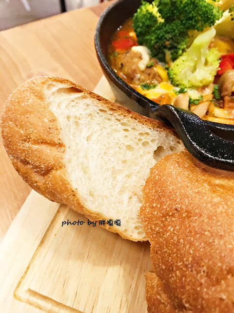 【台中 西區】Heynuts Café 好堅果咖啡□■□體驗團□■□環境舒適，餐點好吃，還是超級寵物友善店:))