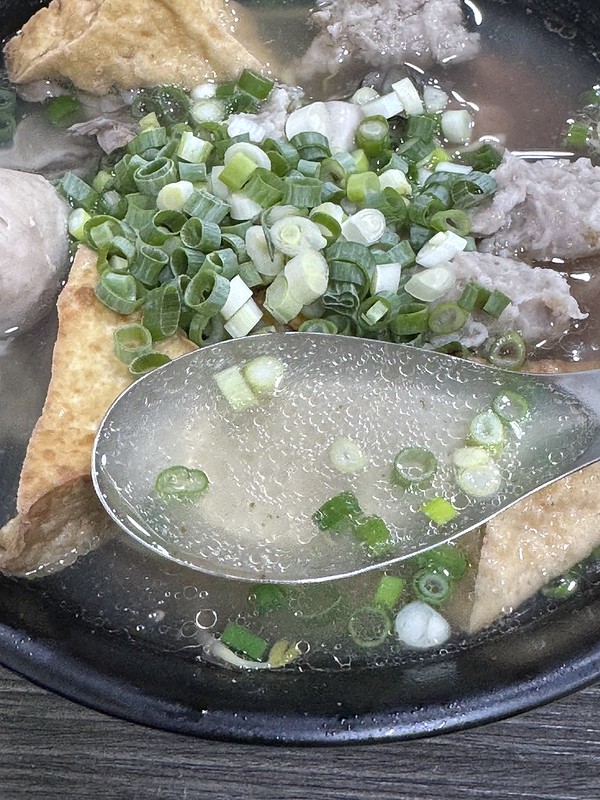 永安市場排隊美食！永和50年老店龜叟の什錦麵，招牌什錦麵下雨也要排。