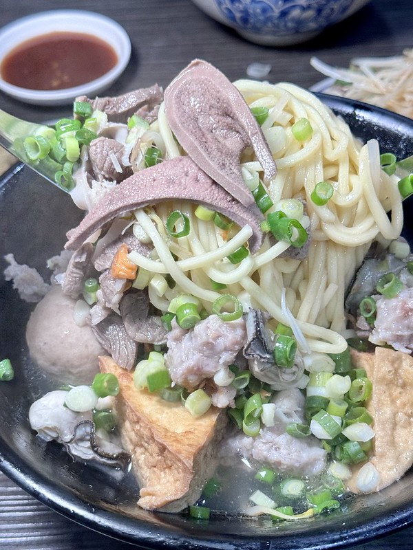 永安市場排隊美食！永和50年老店龜叟の什錦麵，招牌什錦麵下雨也要排。