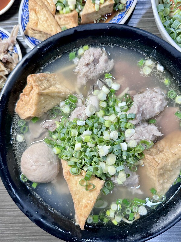 永安市場排隊美食！永和50年老店龜叟の什錦麵，招牌什錦麵下雨也要排。