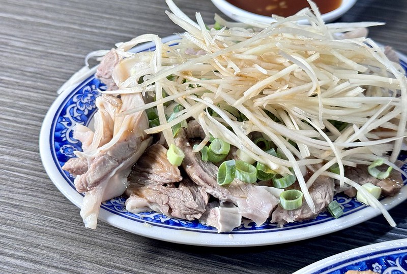 永安市場排隊美食！永和50年老店龜叟の什錦麵，招牌什錦麵下雨也要排。