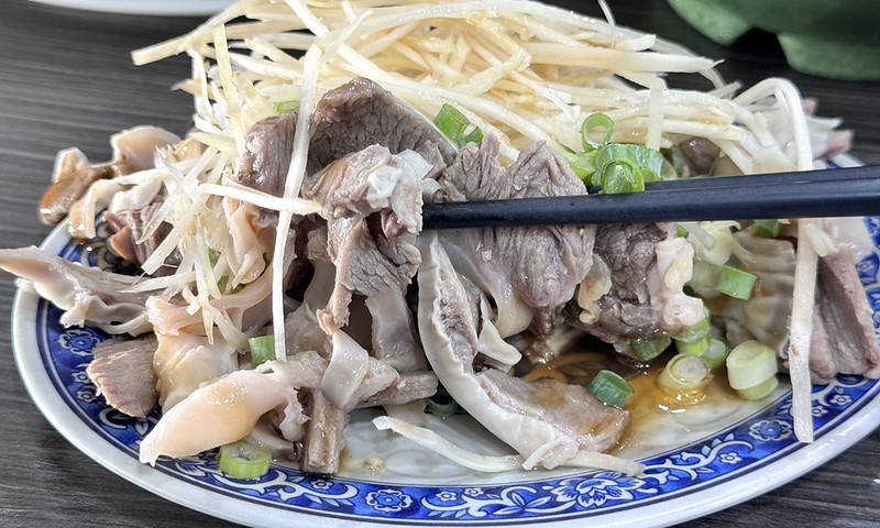 永安市場排隊美食！永和50年老店龜叟の什錦麵，招牌什錦麵下雨也要排。