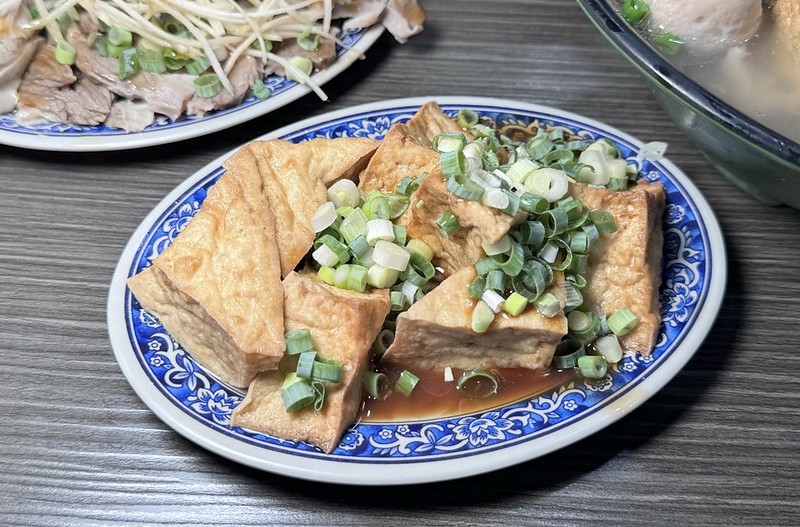 永安市場排隊美食！永和50年老店龜叟の什錦麵，招牌什錦麵下雨也要排。