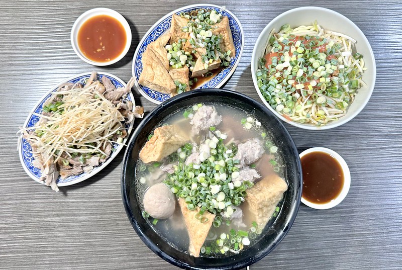 永安市場排隊美食！永和50年老店龜叟の什錦麵，招牌什錦麵下雨也要排。