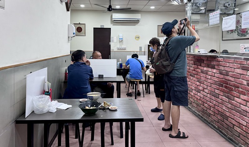 永安市場排隊美食！永和50年老店龜叟の什錦麵，招牌什錦麵下雨也要排。