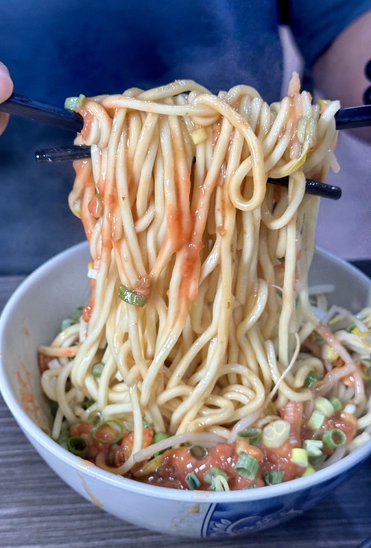 永安市場排隊美食！永和50年老店龜叟の什錦麵，招牌什錦麵下雨也要排。