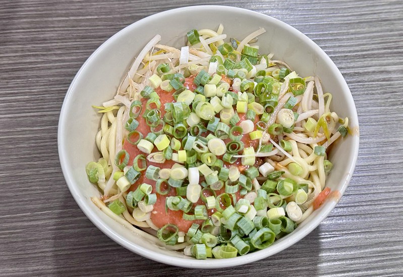 永安市場排隊美食！永和50年老店龜叟の什錦麵，招牌什錦麵下雨也要排。