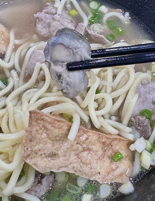 永安市場排隊美食！永和50年老店龜叟の什錦麵，招牌什錦麵下雨也要排。