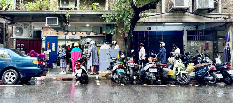 永安市場排隊美食！永和50年老店龜叟の什錦麵，招牌什錦麵下雨也要排。