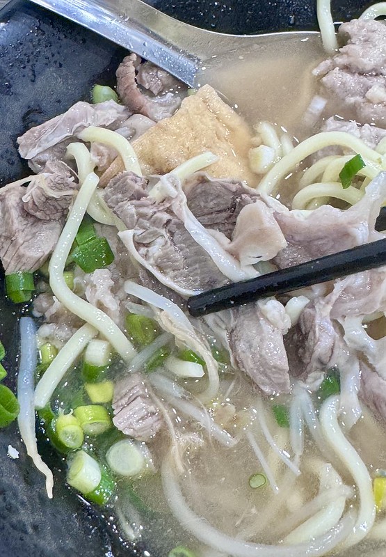 永安市場排隊美食！永和50年老店龜叟の什錦麵，招牌什錦麵下雨也要排。