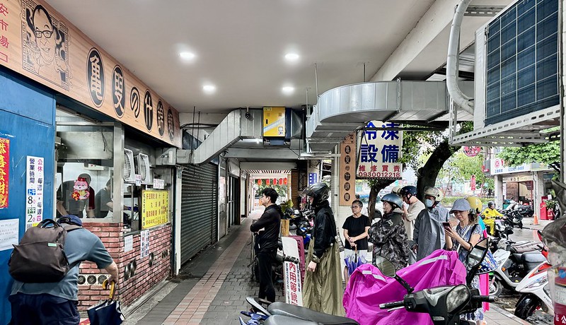 永安市場排隊美食！永和50年老店龜叟の什錦麵，招牌什錦麵下雨也要排。