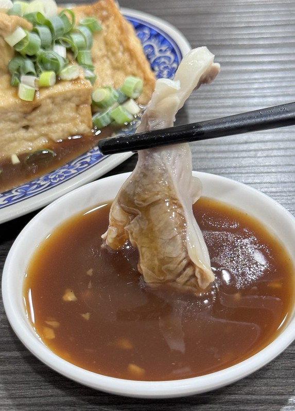 永安市場排隊美食！永和50年老店龜叟の什錦麵，招牌什錦麵下雨也要排。