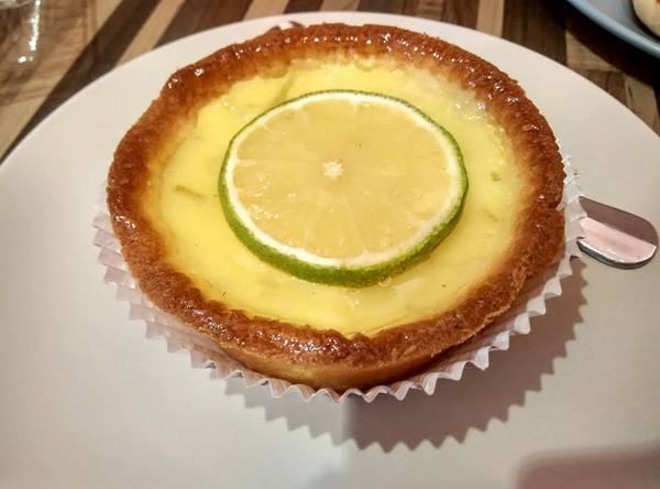 Jo-Line Coffee & JUICE： Jo-Line Coffee & JUICE-政大校園旁巷子裡的小店  有萌貓還有正妹店員  餐點和飲品也都很有特色喔  快來個悠閒下午茶吧