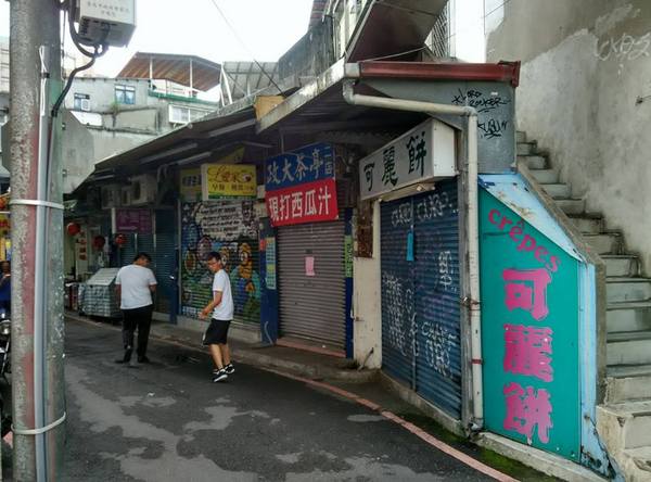 Jo-Line Coffee & JUICE： Jo-Line Coffee & JUICE-政大校園旁巷子裡的小店  有萌貓還有正妹店員  餐點和飲品也都很有特色喔  快來個悠閒下午茶吧