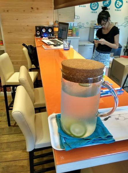 Jo-Line Coffee & JUICE： Jo-Line Coffee & JUICE-政大校園旁巷子裡的小店  有萌貓還有正妹店員  餐點和飲品也都很有特色喔  快來個悠閒下午茶吧