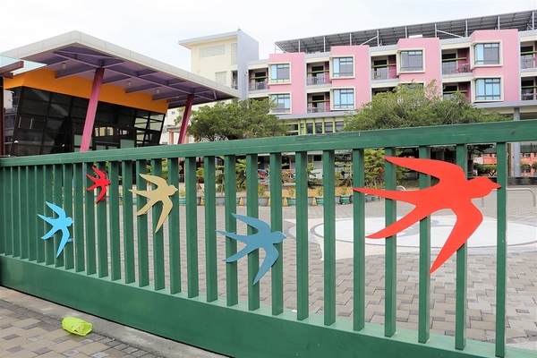 大村國小:【彰化大村景點】大村國小~教室走廊的彩色積木設計,葡萄溜滑梯及攀岩場好好玩