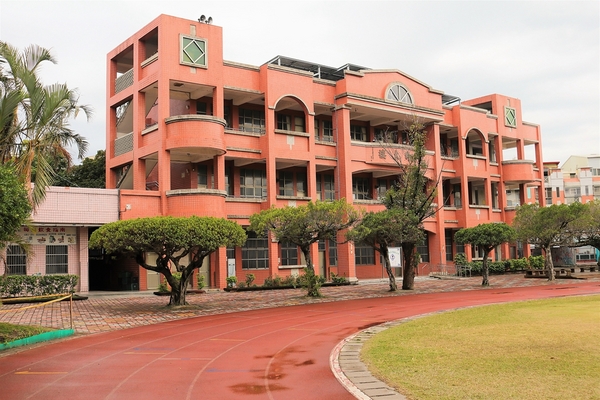 大村國小:【彰化大村景點】大村國小~教室走廊的彩色積木設計,葡萄溜滑梯及攀岩場好好玩