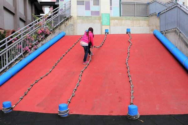 大村國小:【彰化大村景點】大村國小~教室走廊的彩色積木設計,葡萄溜滑梯及攀岩場好好玩