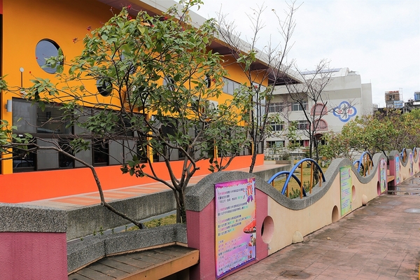 大村國小:【彰化大村景點】大村國小~教室走廊的彩色積木設計,葡萄溜滑梯及攀岩場好好玩