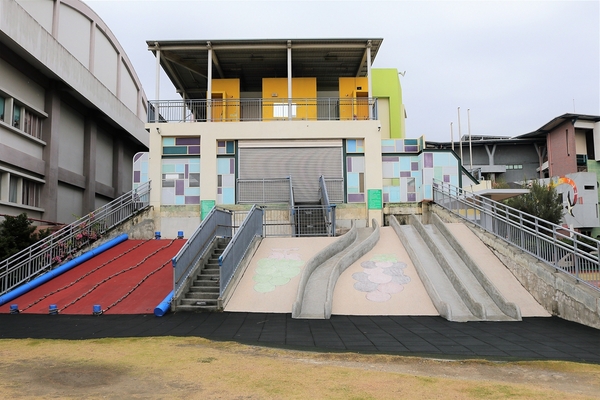 大村國小:【彰化大村景點】大村國小~教室走廊的彩色積木設計,葡萄溜滑梯及攀岩場好好玩