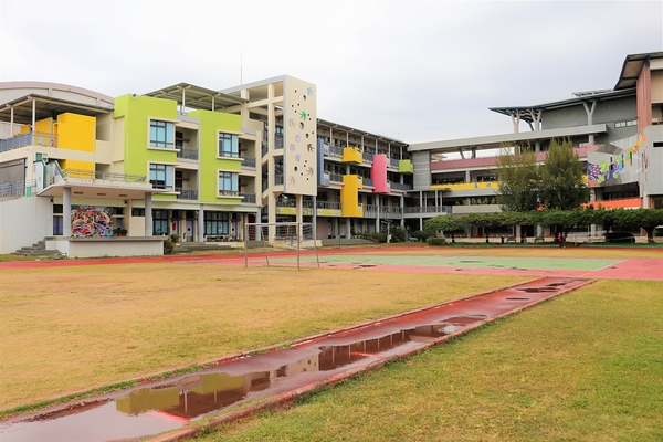 大村國小:【彰化大村景點】大村國小~教室走廊的彩色積木設計,葡萄溜滑梯及攀岩場好好玩