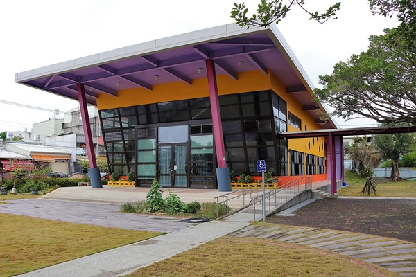 大村國小:【彰化大村景點】大村國小~教室走廊的彩色積木設計,葡萄溜滑梯及攀岩場好好玩