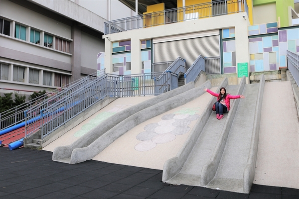 大村國小:【彰化大村景點】大村國小~教室走廊的彩色積木設計,葡萄溜滑梯及攀岩場好好玩