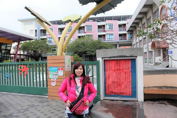 大村國小:【彰化大村景點】大村國小~教室走廊的彩色積木設計,葡萄溜滑梯及攀岩場好好玩