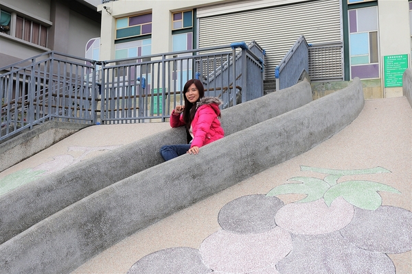 大村國小:【彰化大村景點】大村國小~教室走廊的彩色積木設計,葡萄溜滑梯及攀岩場好好玩