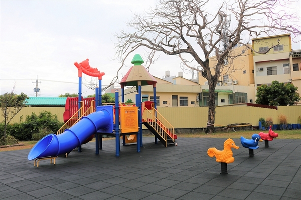 大村國小:【彰化大村景點】大村國小~教室走廊的彩色積木設計,葡萄溜滑梯及攀岩場好好玩