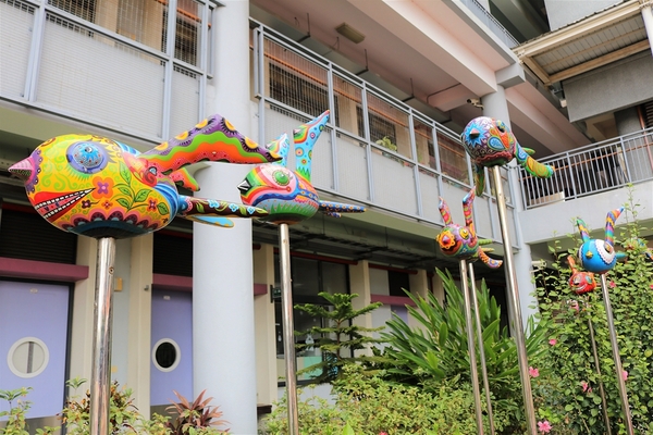 大村國小:【彰化大村景點】大村國小~教室走廊的彩色積木設計,葡萄溜滑梯及攀岩場好好玩