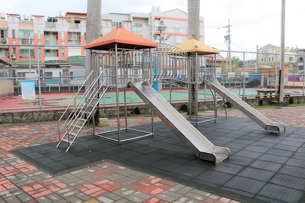 大村國小:【彰化大村景點】大村國小~教室走廊的彩色積木設計,葡萄溜滑梯及攀岩場好好玩