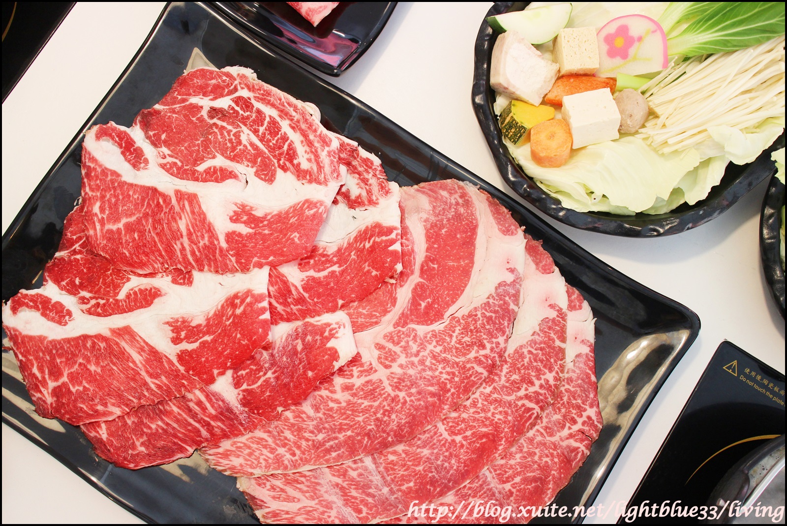 [ 大安站美食 ] 夠夠肉火鍋～牛排等級的高品質肉品搭香炒石頭火鍋，比臉大的和牛好肉吃個夠