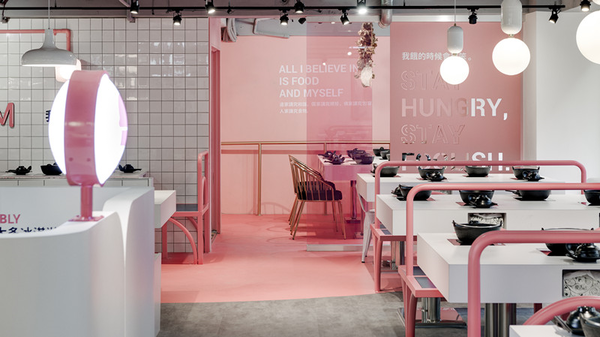 《夠夠肉》今日吃夠夠，相機也吃夠夠，網美必朝聖粉系石頭火鍋