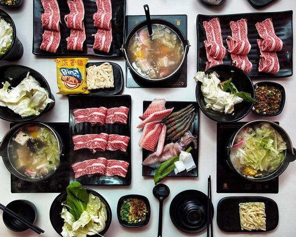 《夠夠肉》今日吃夠夠，相機也吃夠夠，網美必朝聖粉系石頭火鍋