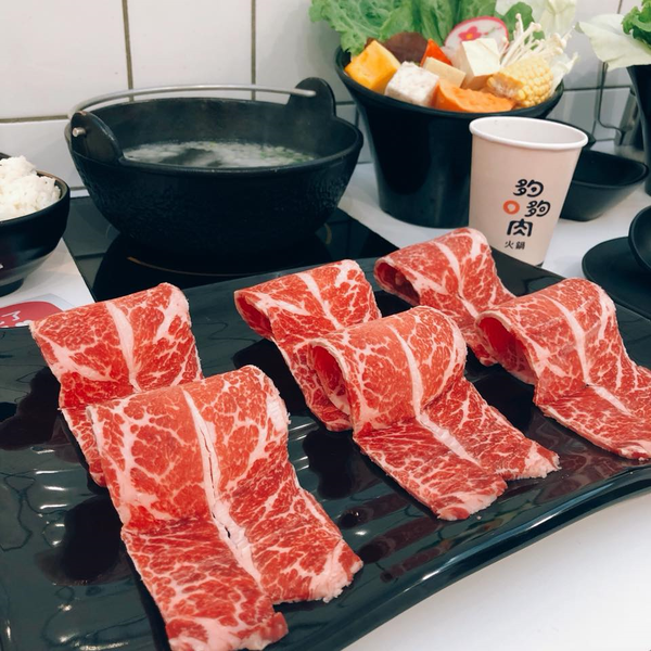 《夠夠肉》今日吃夠夠，相機也吃夠夠，網美必朝聖粉系石頭火鍋