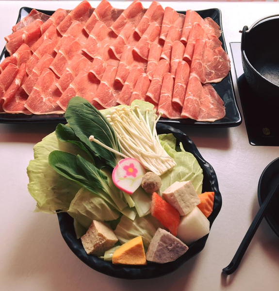 《夠夠肉》今日吃夠夠，相機也吃夠夠，網美必朝聖粉系石頭火鍋