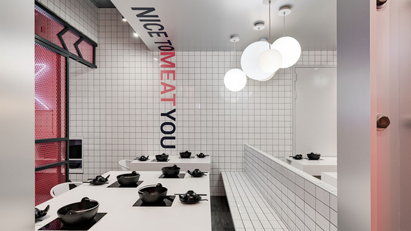 《夠夠肉》今日吃夠夠，相機也吃夠夠，網美必朝聖粉系石頭火鍋