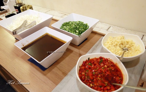 半個鍋-個人火烤兩吃鍋物(永華店):【台南美食】半個鍋-個人火烤兩吃鍋物:享受吃飯的樂趣,邊吃火鍋還可以邊燒烤