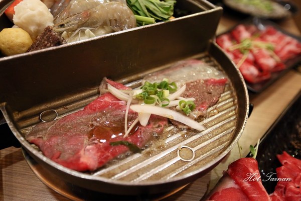 半個鍋-個人火烤兩吃鍋物(永華店):【台南美食】半個鍋-個人火烤兩吃鍋物:享受吃飯的樂趣,邊吃火鍋還可以邊燒烤