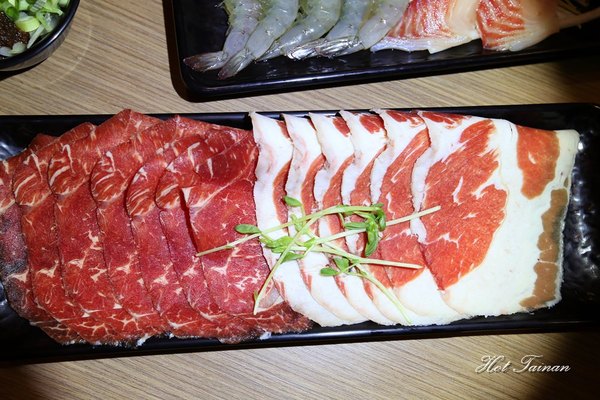 半個鍋-個人火烤兩吃鍋物(永華店):【台南美食】半個鍋-個人火烤兩吃鍋物:享受吃飯的樂趣,邊吃火鍋還可以邊燒烤