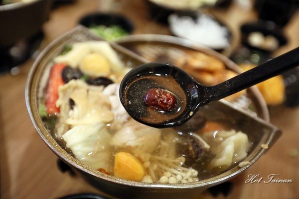 半個鍋-個人火烤兩吃鍋物(永華店):【台南美食】半個鍋-個人火烤兩吃鍋物:享受吃飯的樂趣,邊吃火鍋還可以邊燒烤