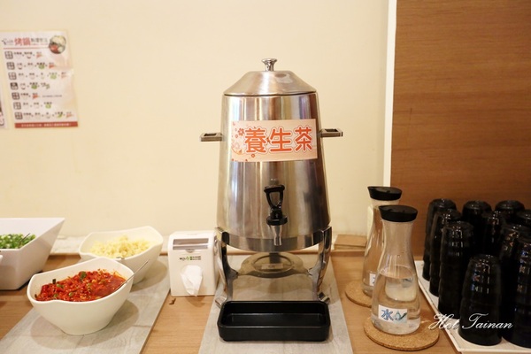 半個鍋-個人火烤兩吃鍋物(永華店):【台南美食】半個鍋-個人火烤兩吃鍋物:享受吃飯的樂趣,邊吃火鍋還可以邊燒烤