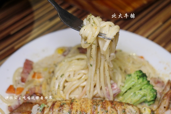 北大牛排:士林夜市平價牛排『北大牛排』海陸雙併好豐盛/義大利麵/捷運劍潭站學生的最愛