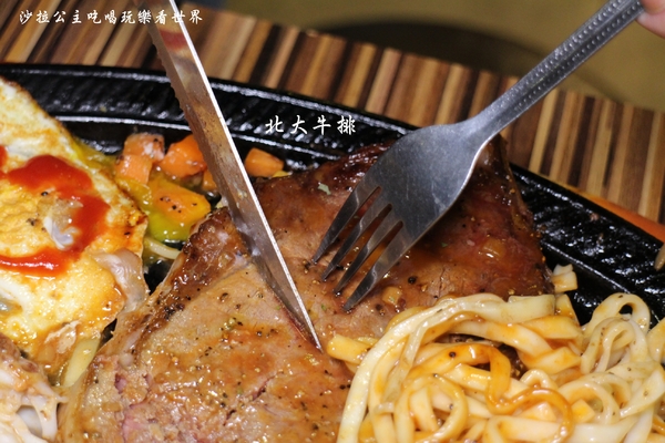 北大牛排:士林夜市平價牛排『北大牛排』海陸雙併好豐盛/義大利麵/捷運劍潭站學生的最愛