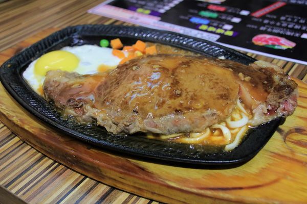 北大牛排：【台北食記】士林夜市 PEI TA STEAK北大牛排~適合聚會的複合式牛排館/黃金雞腿排/俄理斯魷魚佐奶油麵/薑汁牛燒肉飯/美國沙朗牛排