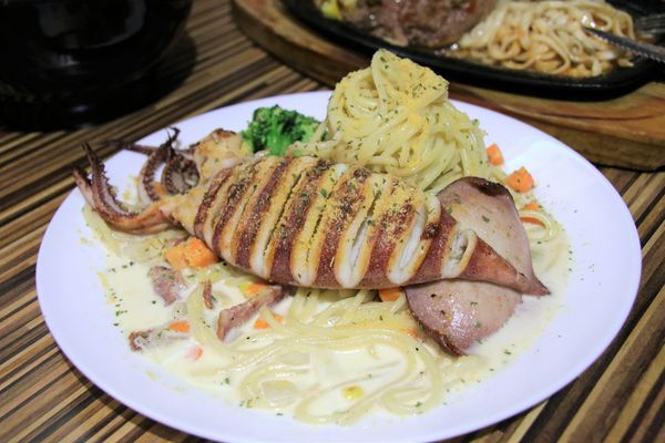 北大牛排：【台北食記】士林夜市 PEI TA STEAK北大牛排~適合聚會的複合式牛排館/黃金雞腿排/俄理斯魷魚佐奶油麵/薑汁牛燒肉飯/美國沙朗牛排